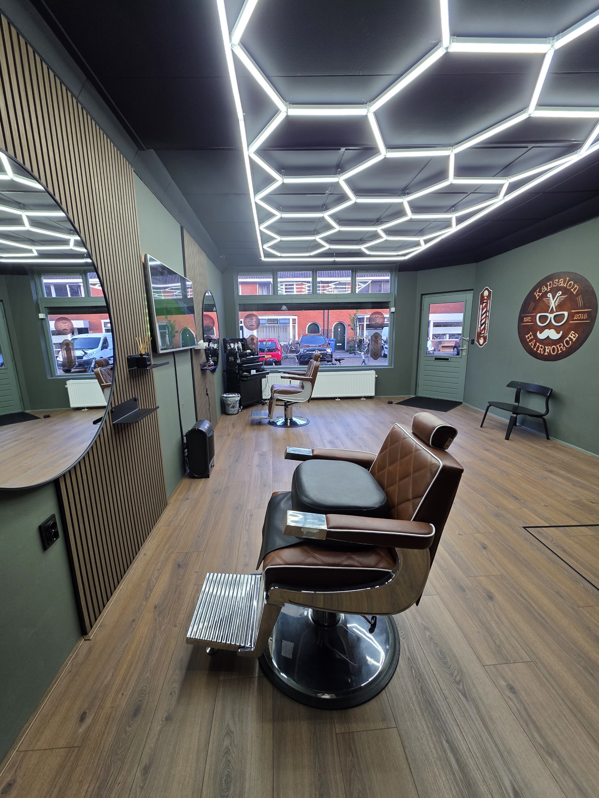 Leren barberstoel voor de spiegelwand bij Hairforce