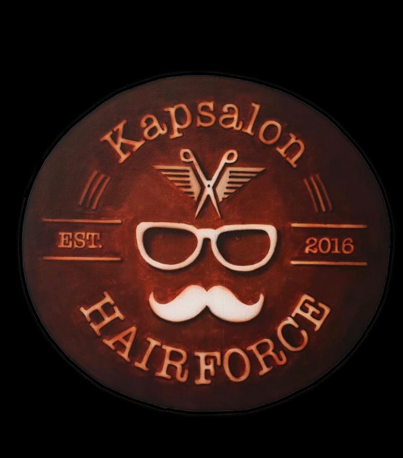 Het houten logobord van Kapsalon Hairforce, est. 2016