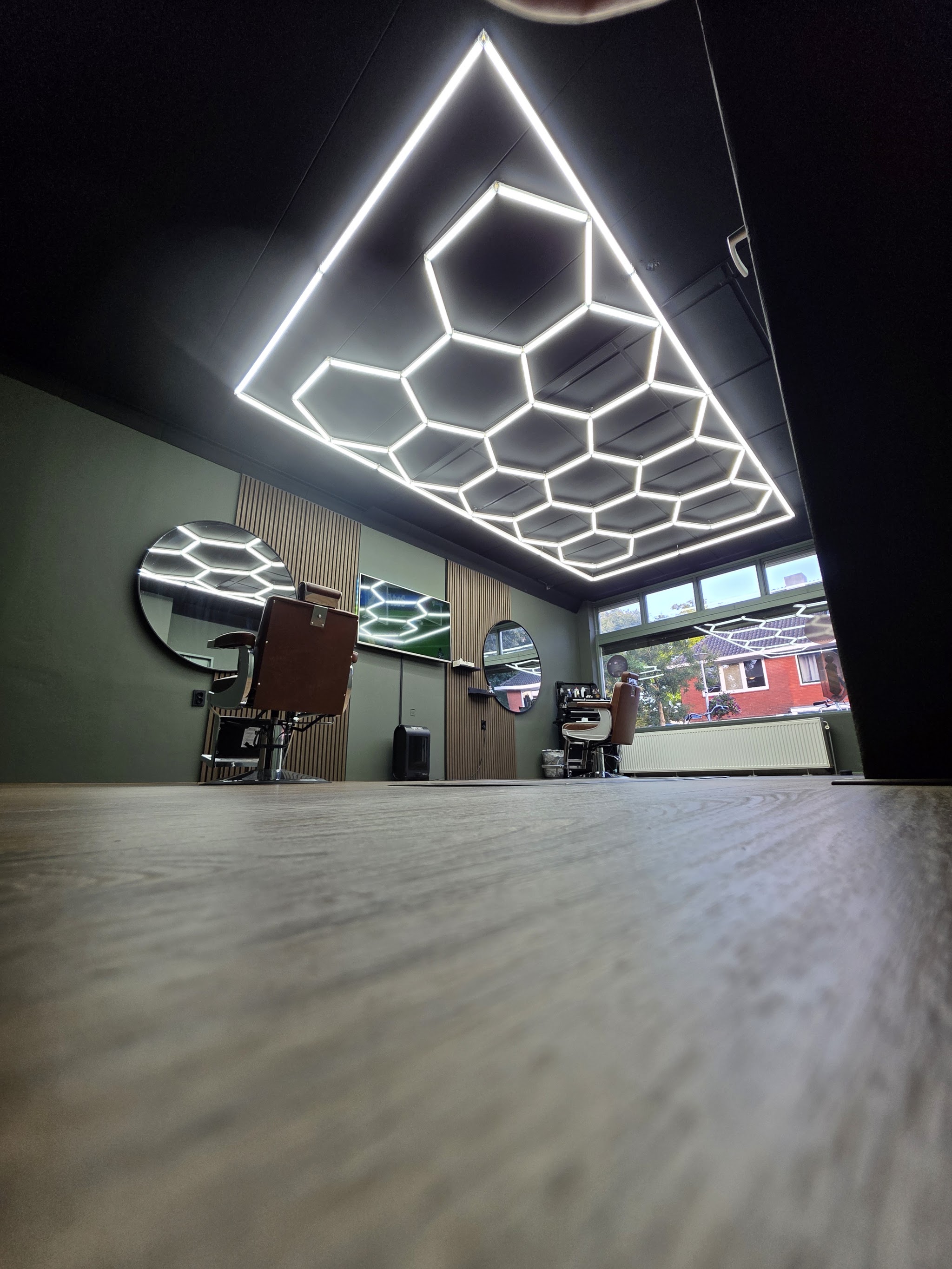 Honingraatverlichting boven de werkplekken van Hairforce