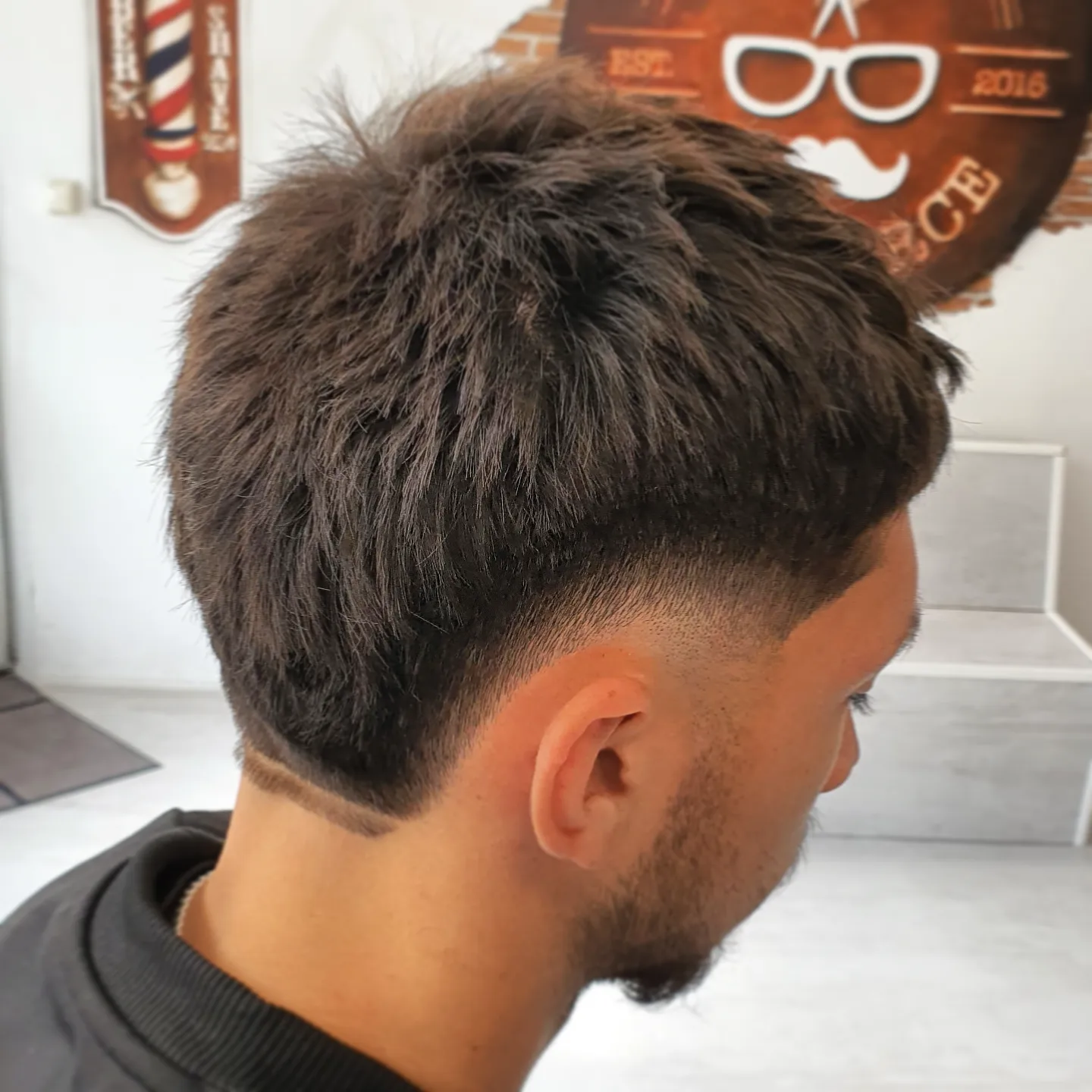 Getextureerd kapsel met taper fade in de nek